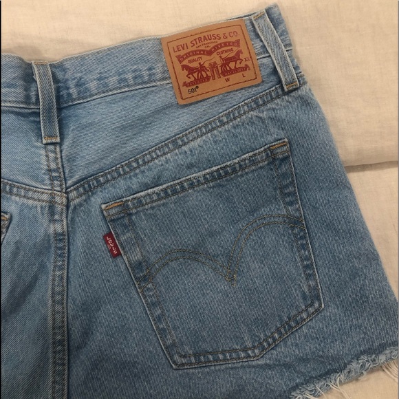 Levi’s 501 Jean Shorts - Picture 4 of 6